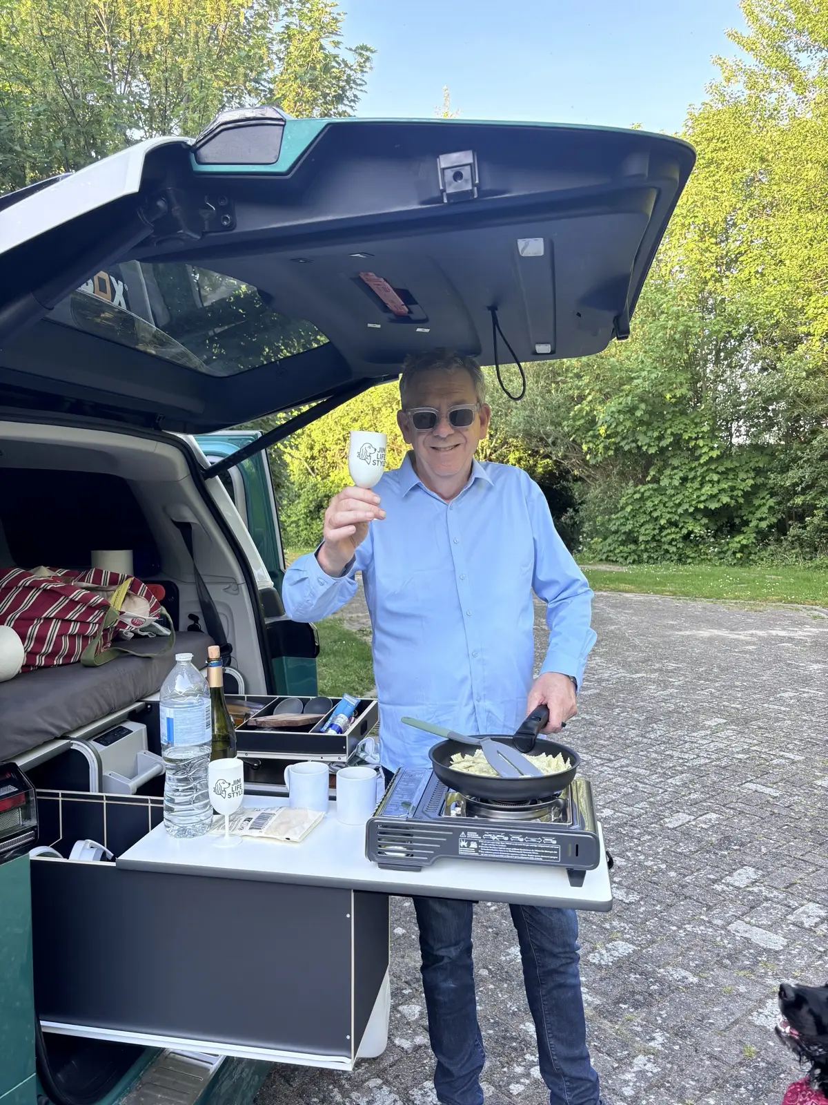 Apéro et cuisine à l'arrière du van aménagé