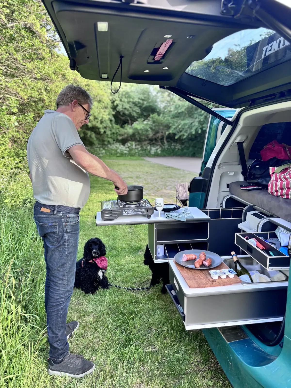 Cuisine au réchaud à l'arrière du van, avec Jim le cocker